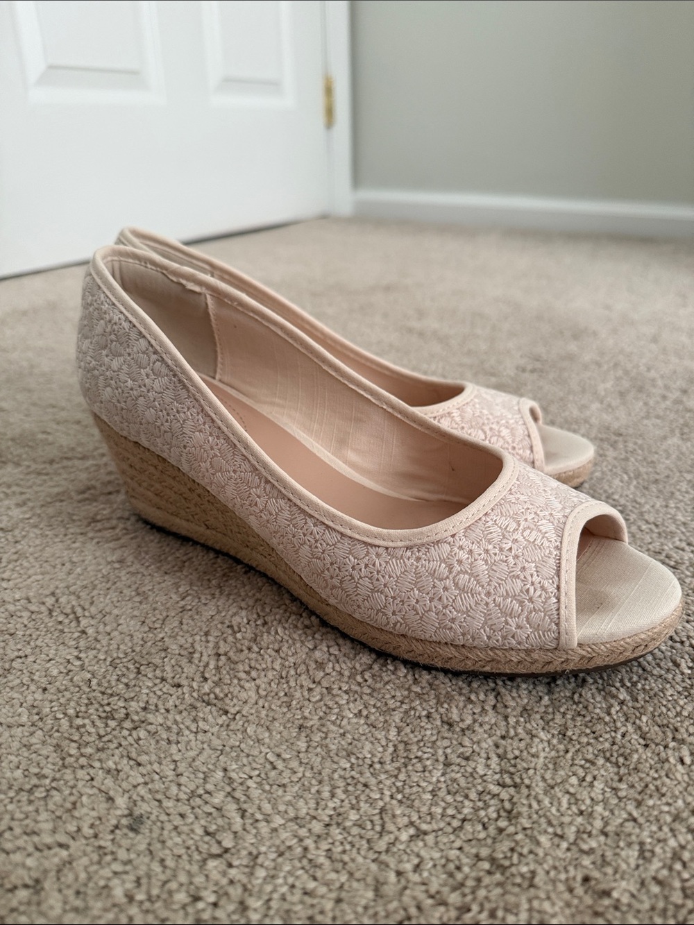 Bandolino Cream Textured Peep-Toe Espadrille Wedges